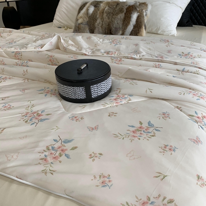 91家纺网 家纺一手货源 找家纺 奈萝家纺 2025新款A类凉感丝小凉皮夏被可机洗夏被新品空调被 桃花朵朵