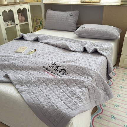 91家纺网 家纺一手货源 找家纺 （总）云雀 2025新款A类加棉刺绣棉花床笠+盖毯