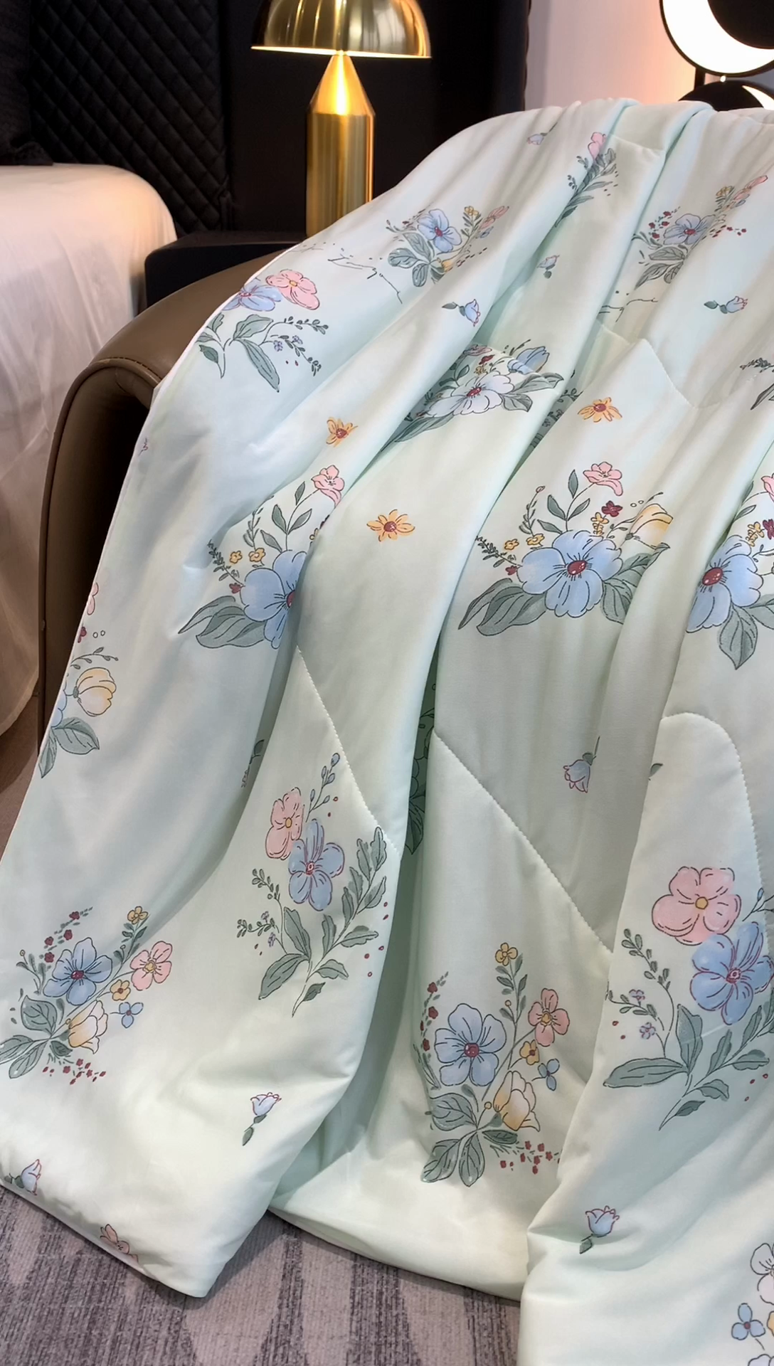 91家纺网 家纺一手货源 找家纺 奈萝家纺 2025新款A类凉感丝小凉皮夏被可机洗夏被新品空调被 夏花绿