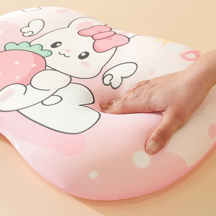 91家纺网 家纺一手货源 找家纺 温蔓2025新款冰感丝卡通印花猫肚枕 草莓玩偶粉35*55整体(记忆棉）