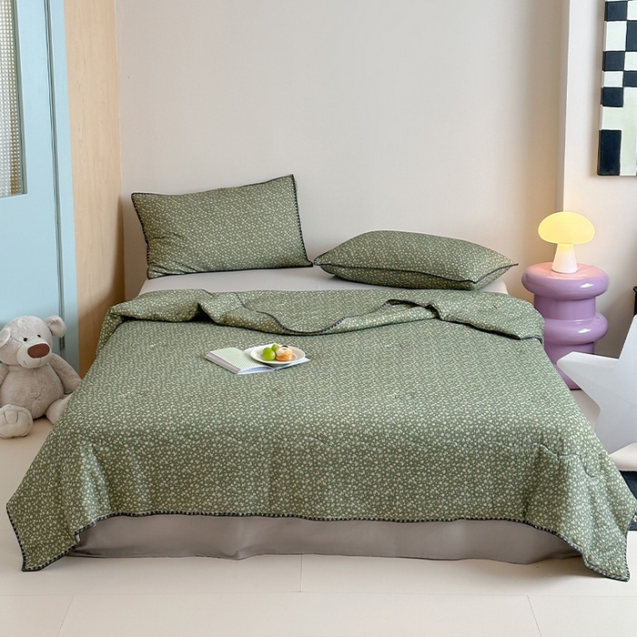 91家纺网 家纺一手货源 找家纺 三朵家纺 2025春夏新款全棉纯棉双层绉绉纱三角针夏被夏凉被空调被 恬静时光