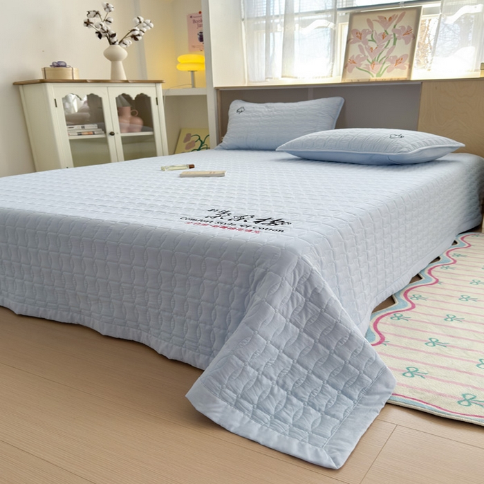 91家纺网 家纺一手货源 找家纺 云雀 2025新款A类加棉刺绣棉花床笠+盖毯 棉花盖毯-浅蓝