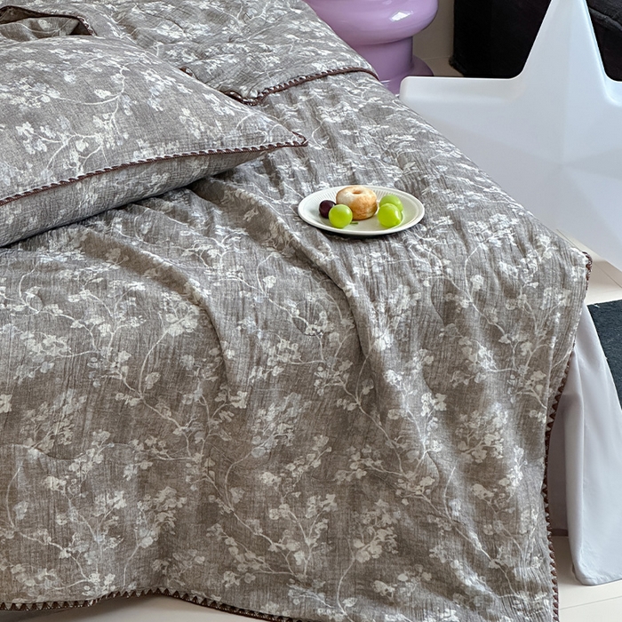 91家纺网 家纺一手货源 找家纺 三朵家纺 2025春夏新款全棉纯棉双层绉绉纱三角针夏被夏凉被空调被 花枝漫舞