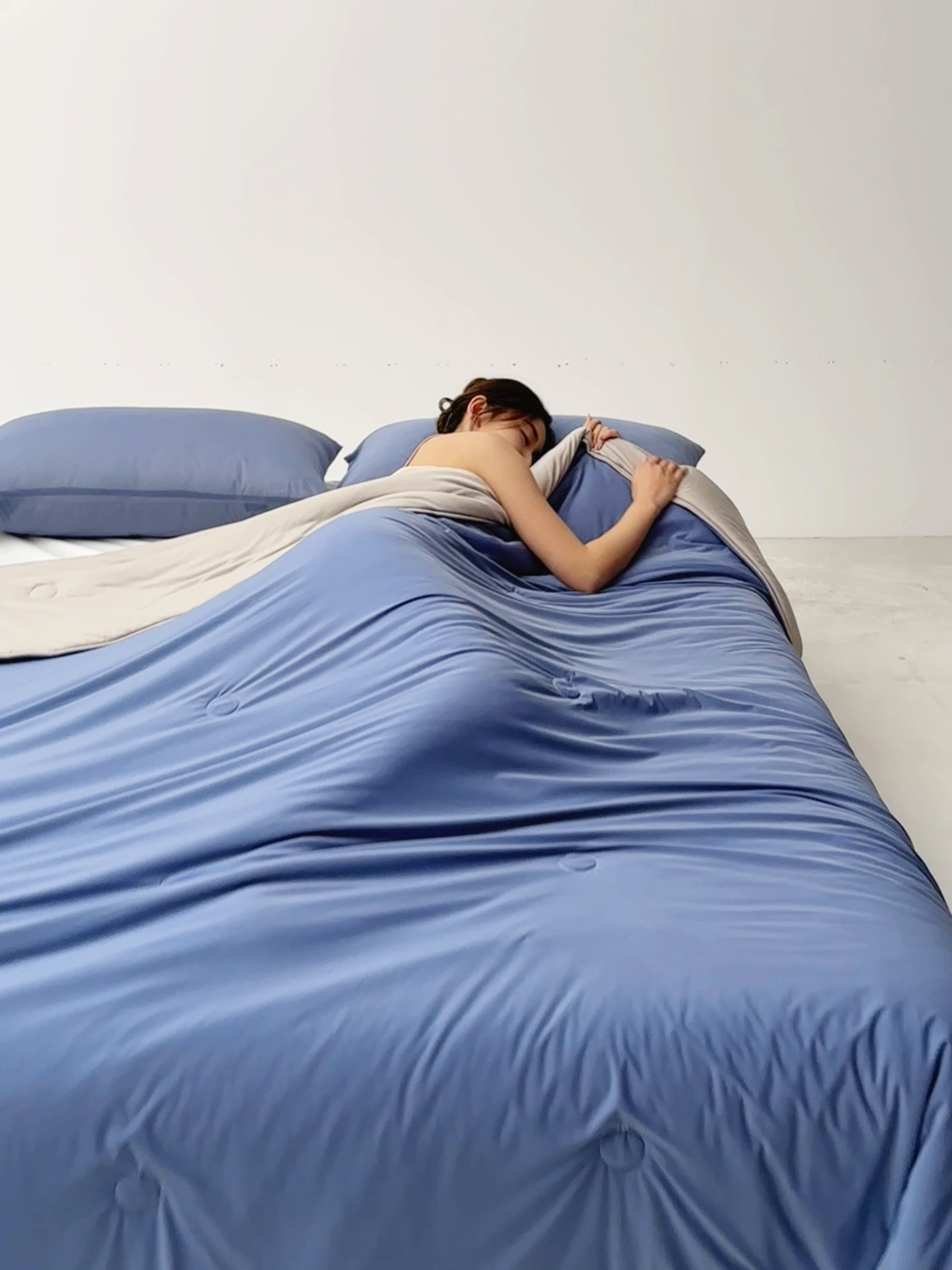 91家纺网 家纺一手货源 找家纺 欧邦 2025春夏新款Pro+深睡双面用锦纶夏被空调被 深海蓝