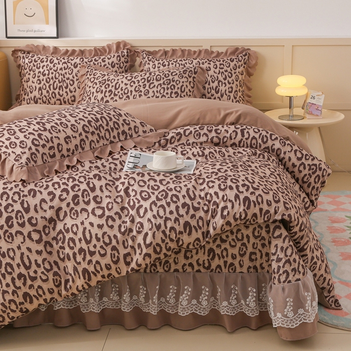 91家纺网 家纺一手货源 找家纺 铠畅  2025新款法式花边云朵棉床盖款夏被四件套 豹纹