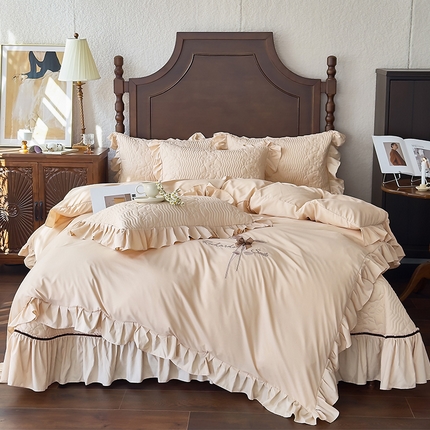 91家纺网 家纺一手货源 找家纺 乐朵家居 2025新款 花璟枝 天丝缎 夹棉床盖四件套 奶茶杏