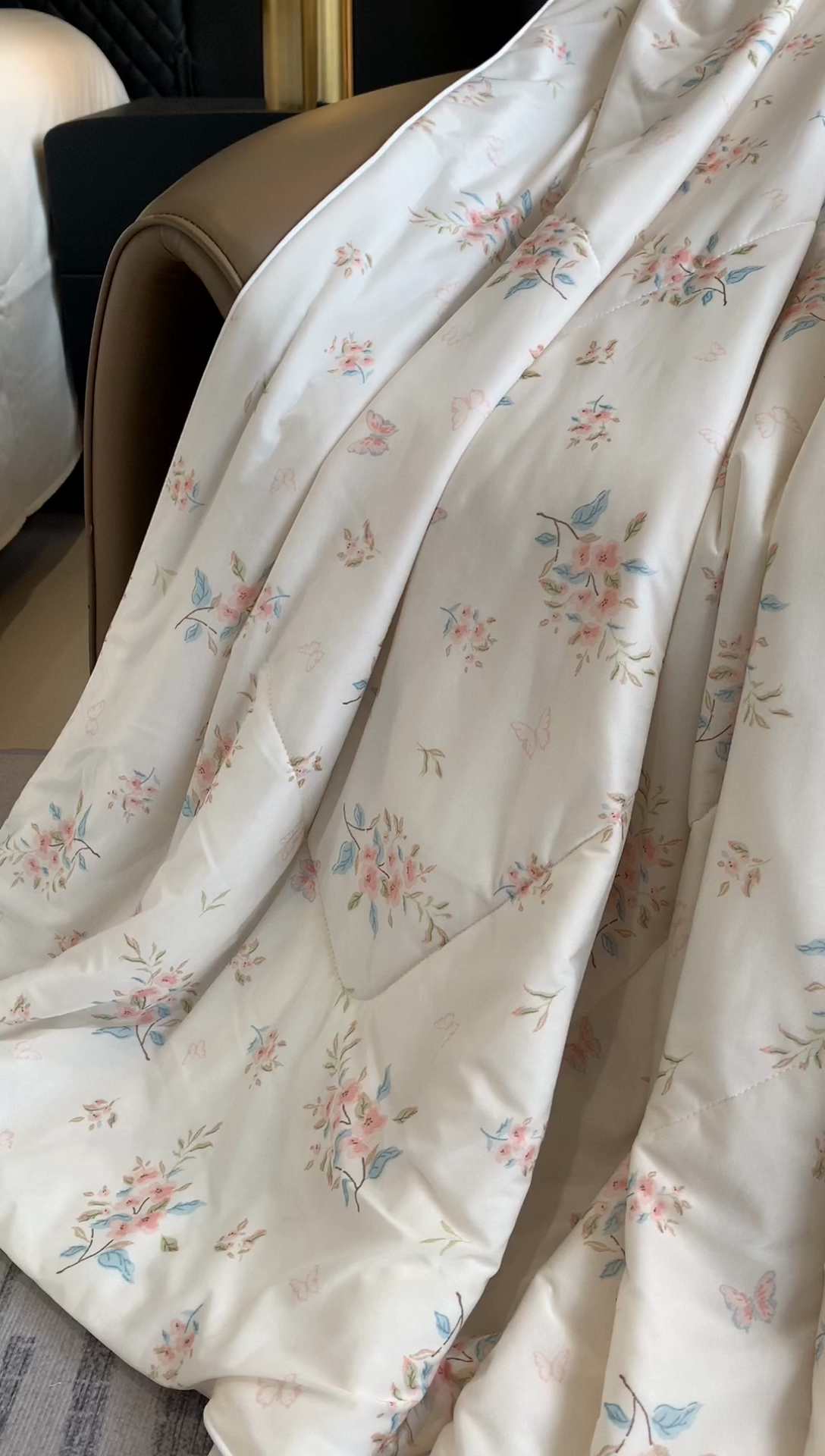 91家纺网 家纺一手货源 找家纺 奈萝家纺 2025新款A类凉感丝小凉皮夏被可机洗夏被新品空调被 桃花朵朵