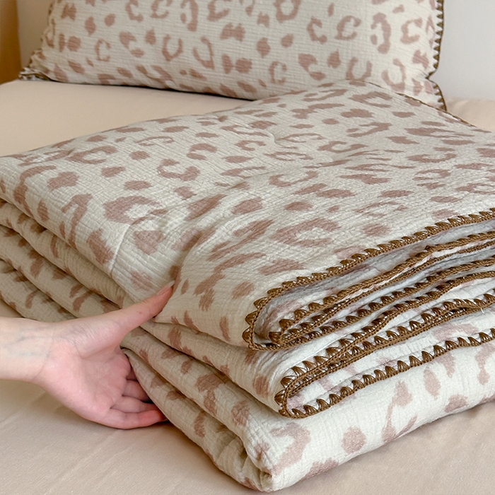 91家纺网 家纺一手货源 找家纺 三朵家纺 2025春夏新款全棉纯棉双层绉绉纱三角针夏被夏凉被空调被 时尚生活