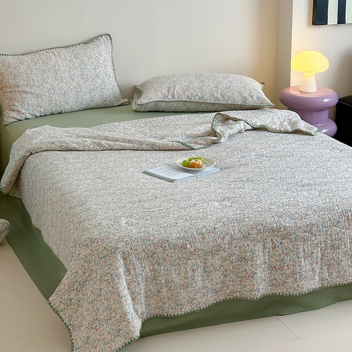 91家纺网 家纺一手货源 找家纺 三朵家纺 2025春夏新款全棉纯棉双层绉绉纱三角针夏被夏凉被空调被 午后花园