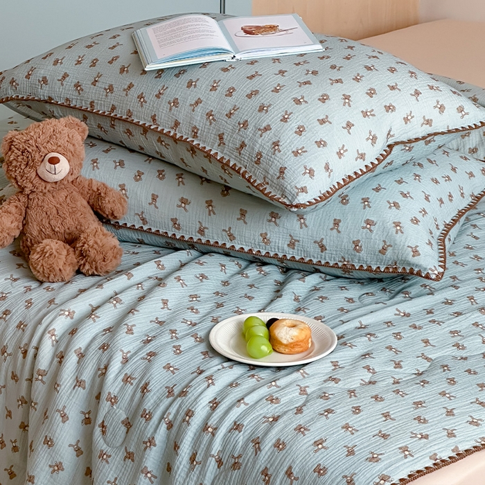 91家纺网 家纺一手货源 找家纺 三朵家纺 2025春夏新款全棉纯棉双层绉绉纱三角针夏被夏凉被空调被 蓝色熊仔