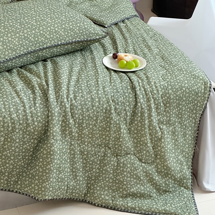 91家纺网 家纺一手货源 找家纺 三朵家纺 2025春夏新款全棉纯棉双层绉绉纱三角针夏被夏凉被空调被 恬静时光