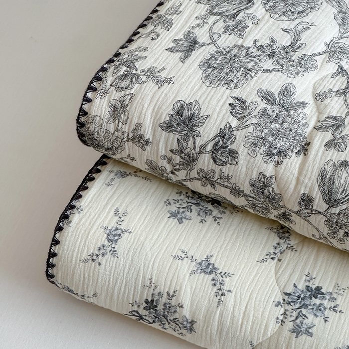 91家纺网 家纺一手货源 找家纺 三朵家纺 2025春夏新款全棉纯棉双层绉绉纱三角针夏被夏凉被空调被 组合图仅供展示