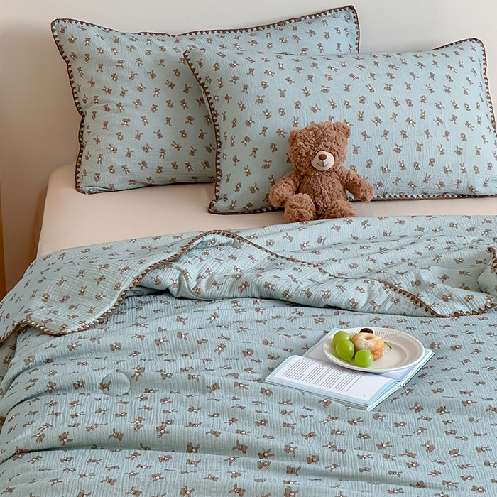 91家纺网 家纺一手货源 找家纺 三朵家纺 2025春夏新款全棉纯棉双层绉绉纱三角针夏被夏凉被空调被 蓝色熊仔