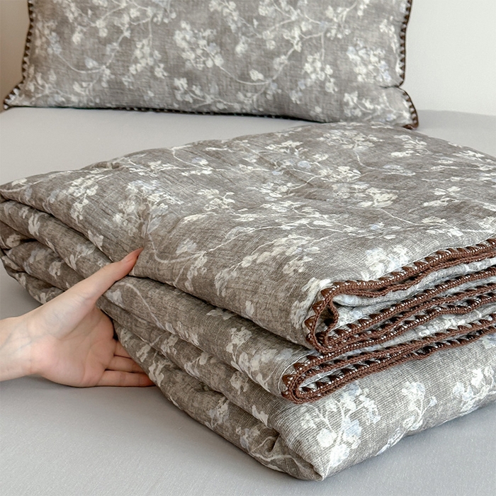 91家纺网 家纺一手货源 找家纺 三朵家纺 2025春夏新款全棉纯棉双层绉绉纱三角针夏被夏凉被空调被 花枝漫舞