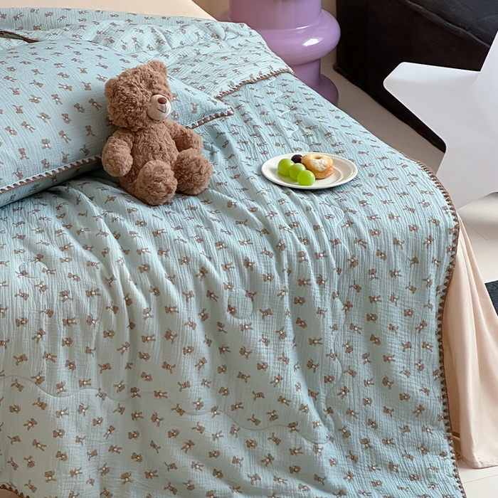 91家纺网 家纺一手货源 找家纺 三朵家纺 2025春夏新款全棉纯棉双层绉绉纱三角针夏被夏凉被空调被 蓝色熊仔