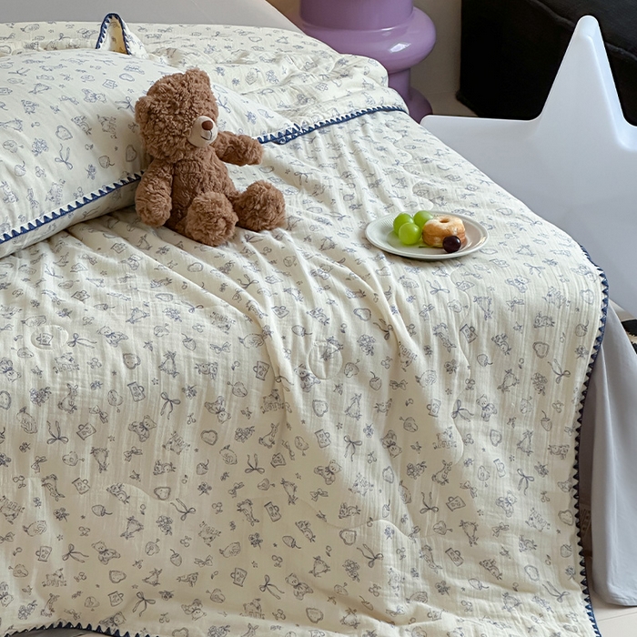 91家纺网 家纺一手货源 找家纺 三朵家纺 2025春夏新款全棉纯棉双层绉绉纱三角针夏被夏凉被空调被 玩偶熊