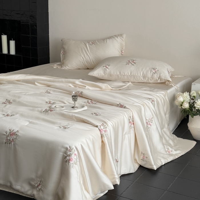 91家纺网 家纺一手货源 找家纺 鹿班家居 2025新款夏季60S莱赛尔刺绣夏被夏凉被空调被—玫瑰甜心(标准会员-20元) 白色