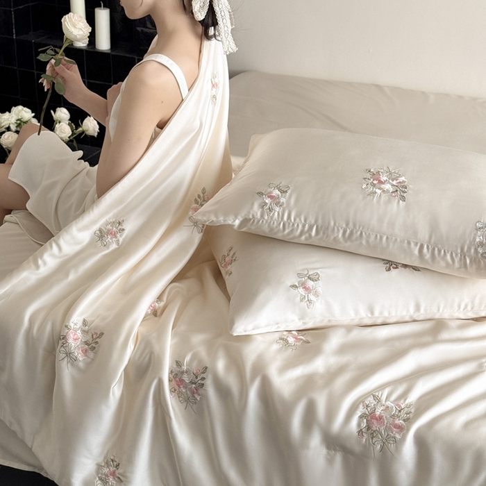 91家纺网 家纺一手货源 找家纺 鹿班家居 2025新款夏季60S莱赛尔刺绣夏被夏凉被空调被—玫瑰甜心(标准会员-20元) 白色