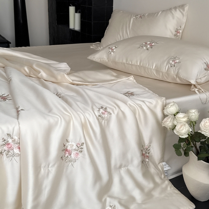 91家纺网 家纺一手货源 找家纺 鹿班家居 2025新款夏季60S莱赛尔刺绣夏被夏凉被空调被—玫瑰甜心(标准会员-20元) 白色