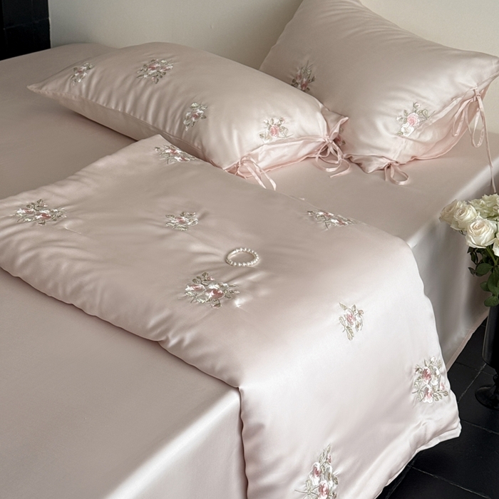 91家纺网 家纺一手货源 找家纺 鹿班家居 2025新款夏季60S莱赛尔刺绣夏被夏凉被空调被—玫瑰甜心(标准会员-20元) 粉色