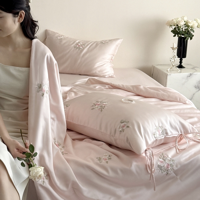 91家纺网 家纺一手货源 找家纺 鹿班家居 2025新款夏季60S莱赛尔刺绣夏被夏凉被空调被—玫瑰甜心(标准会员-20元) 粉色