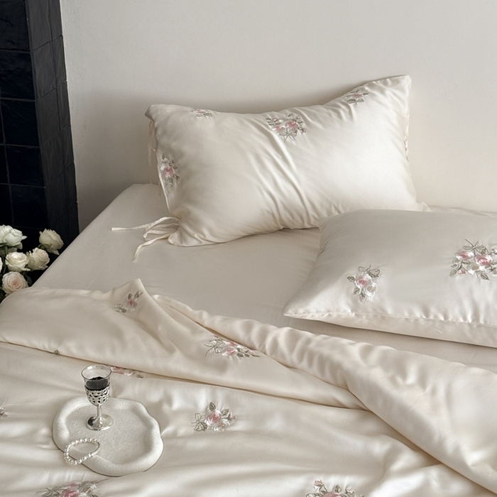 91家纺网 家纺一手货源 找家纺 鹿班家居 2025新款夏季60S莱赛尔刺绣夏被夏凉被空调被—玫瑰甜心(标准会员-20元) 白色