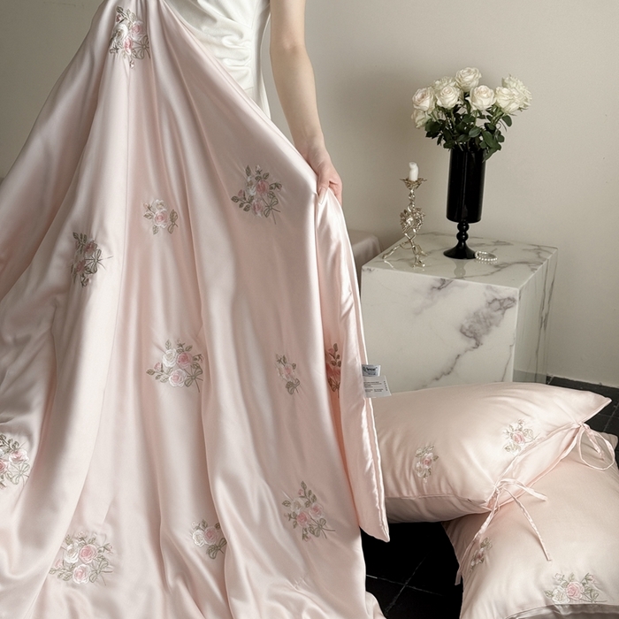 91家纺网 家纺一手货源 找家纺 鹿班家居 2025新款夏季60S莱赛尔刺绣夏被夏凉被空调被—玫瑰甜心(标准会员-20元) 粉色