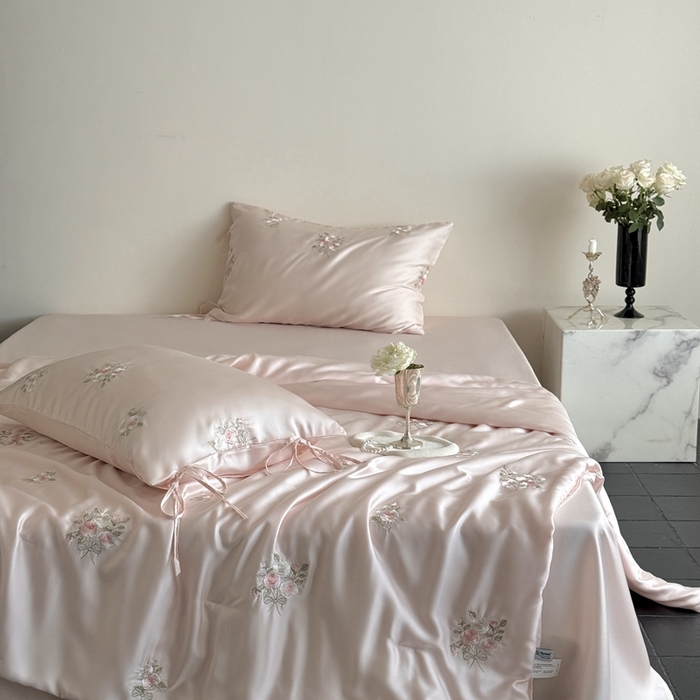 91家纺网 家纺一手货源 找家纺 鹿班家居 2025新款夏季60S莱赛尔刺绣夏被夏凉被空调被—玫瑰甜心(标准会员-20元) 粉色