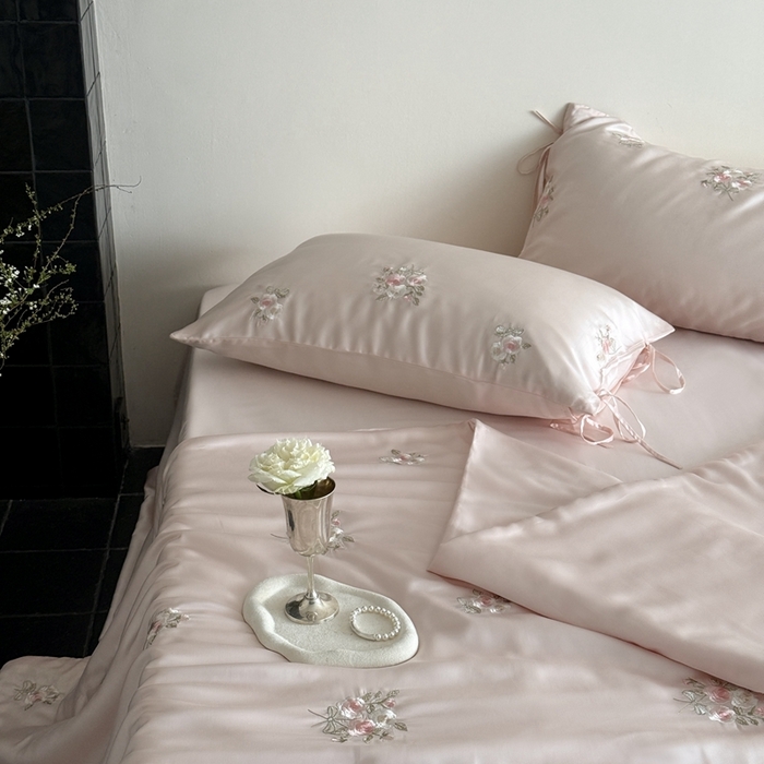 91家纺网 家纺一手货源 找家纺 鹿班家居 2025新款夏季60S莱赛尔刺绣夏被夏凉被空调被—玫瑰甜心(标准会员-20元) 粉色