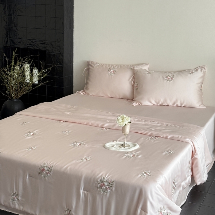 91家纺网 家纺一手货源 找家纺 鹿班家居 2025新款夏季60S莱赛尔刺绣夏被夏凉被空调被—玫瑰甜心(标准会员-20元) 粉色