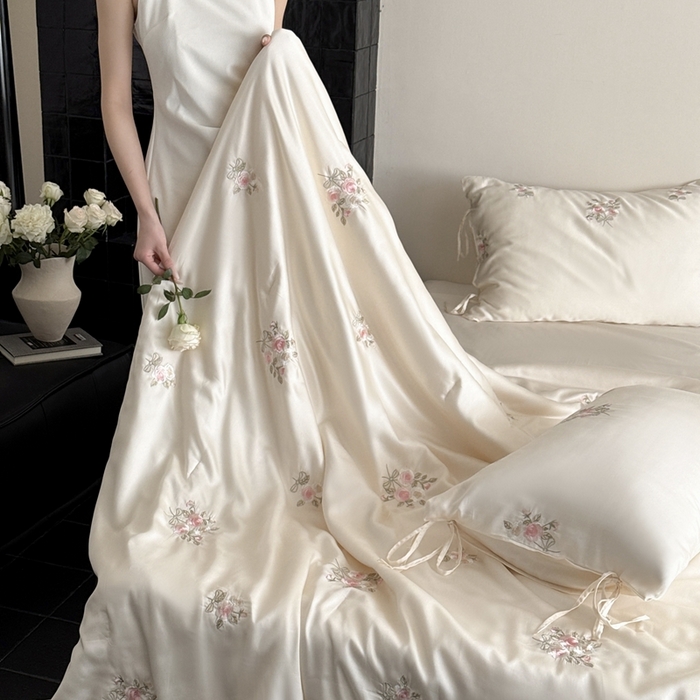 91家纺网 家纺一手货源 找家纺 鹿班家居 2025新款夏季60S莱赛尔刺绣夏被夏凉被空调被—玫瑰甜心(标准会员-20元) 白色