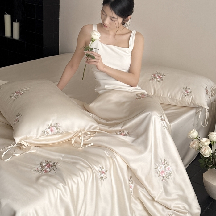 91家纺网 家纺一手货源 找家纺 鹿班家居 2025新款夏季60S莱赛尔刺绣夏被夏凉被空调被—玫瑰甜心(标准会员-20元) 白色