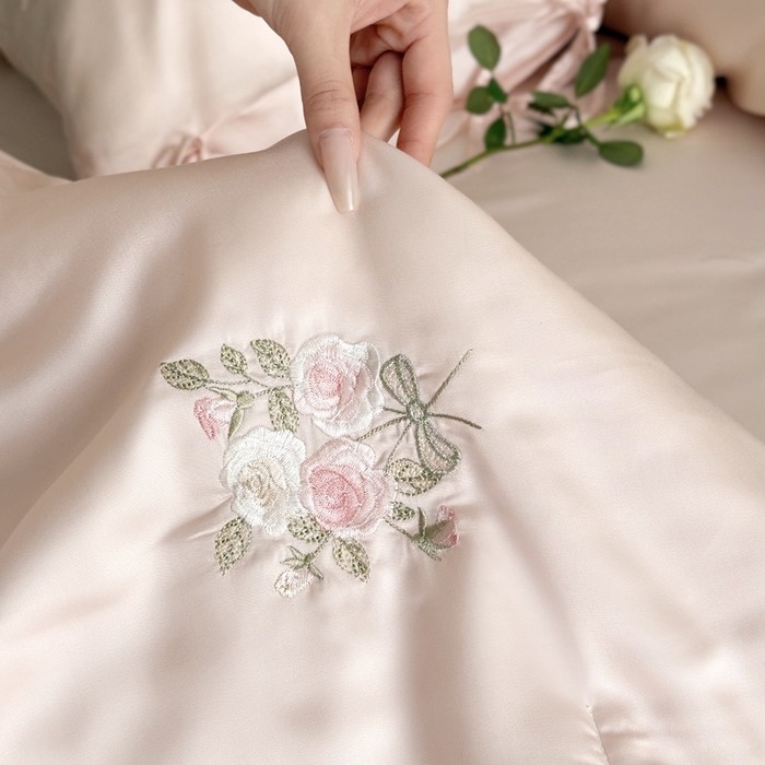 91家纺网 家纺一手货源 找家纺 鹿班家居 2025新款夏季60S莱赛尔刺绣夏被夏凉被空调被—玫瑰甜心(标准会员-20元) 粉色