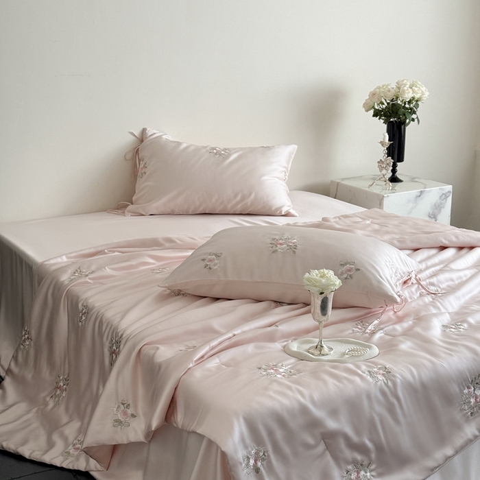 91家纺网 家纺一手货源 找家纺 鹿班家居 2025新款夏季60S莱赛尔刺绣夏被夏凉被空调被—玫瑰甜心(标准会员-20元) 粉色