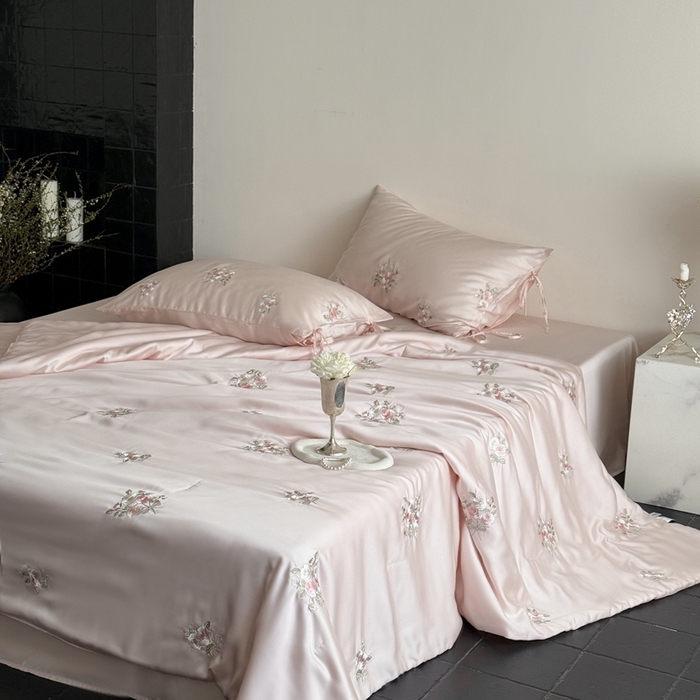 91家纺网 家纺一手货源 找家纺 鹿班家居 2025新款夏季60S莱赛尔刺绣夏被夏凉被空调被—玫瑰甜心(标准会员-20元) 粉色