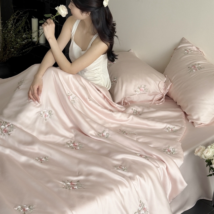 91家纺网 家纺一手货源 找家纺 鹿班家居 2025新款夏季60S莱赛尔刺绣夏被夏凉被空调被—玫瑰甜心(标准会员-20元) 粉色