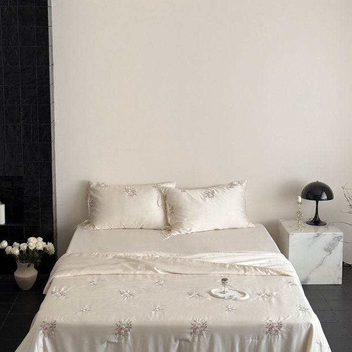 91家纺网 家纺一手货源 找家纺 鹿班家居 2025新款夏季60S莱赛尔刺绣夏被夏凉被空调被—玫瑰甜心(标准会员-20元) 白色