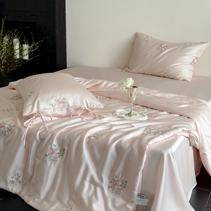 91家纺网 家纺一手货源 找家纺 鹿班家居 2025新款夏季60S莱赛尔刺绣夏被夏凉被空调被—玫瑰甜心(标准会员-20元) 粉色