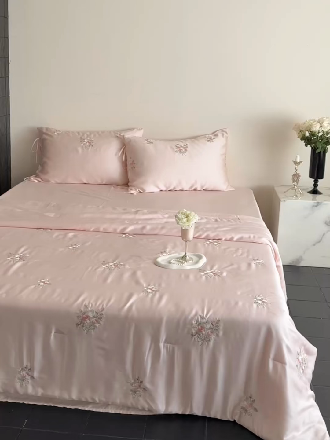 91家纺网 家纺一手货源 找家纺 鹿班家居 2025新款夏季60S莱赛尔刺绣夏被夏凉被空调被—玫瑰甜心(标准会员-20元) 粉色