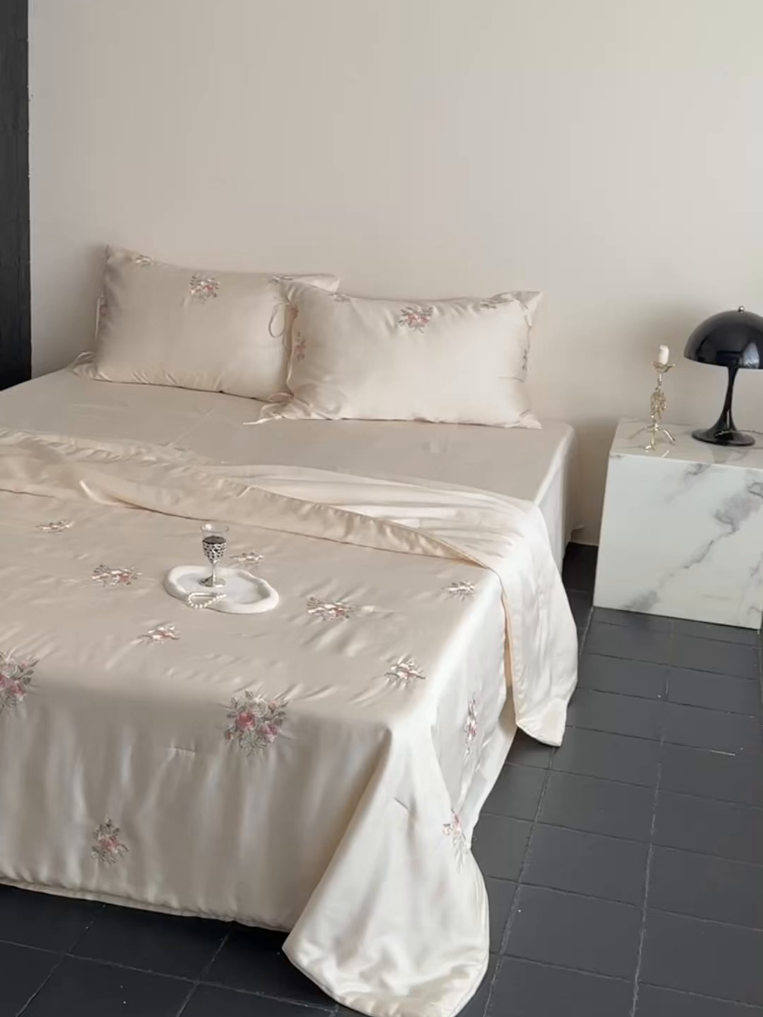 91家纺网 家纺一手货源 找家纺 鹿班家居 2025新款夏季60S莱赛尔刺绣夏被夏凉被空调被—玫瑰甜心(标准会员-20元) 白色