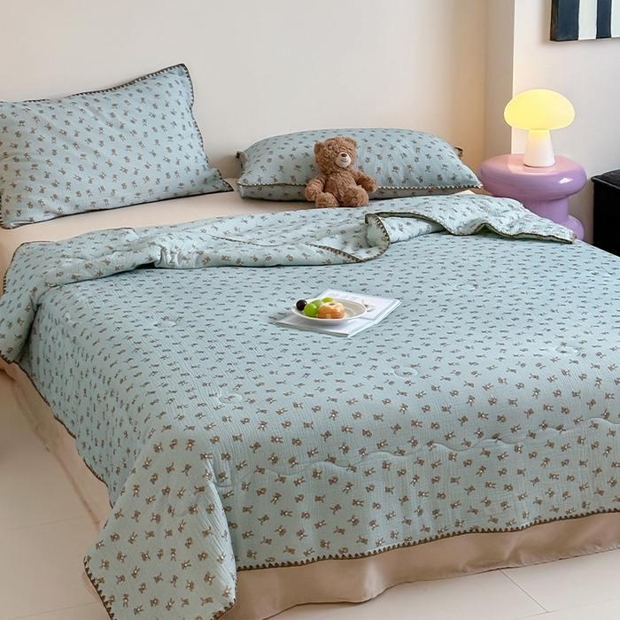 91家纺网 家纺一手货源 找家纺 三朵家纺 2025春夏新款全棉纯棉双层绉绉纱三角针夏被夏凉被空调被 蓝色熊仔