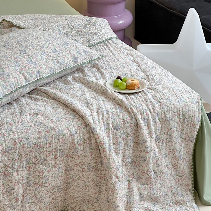 91家纺网 家纺一手货源 找家纺 三朵家纺 2025春夏新款全棉纯棉双层绉绉纱三角针夏被夏凉被空调被 午后花园