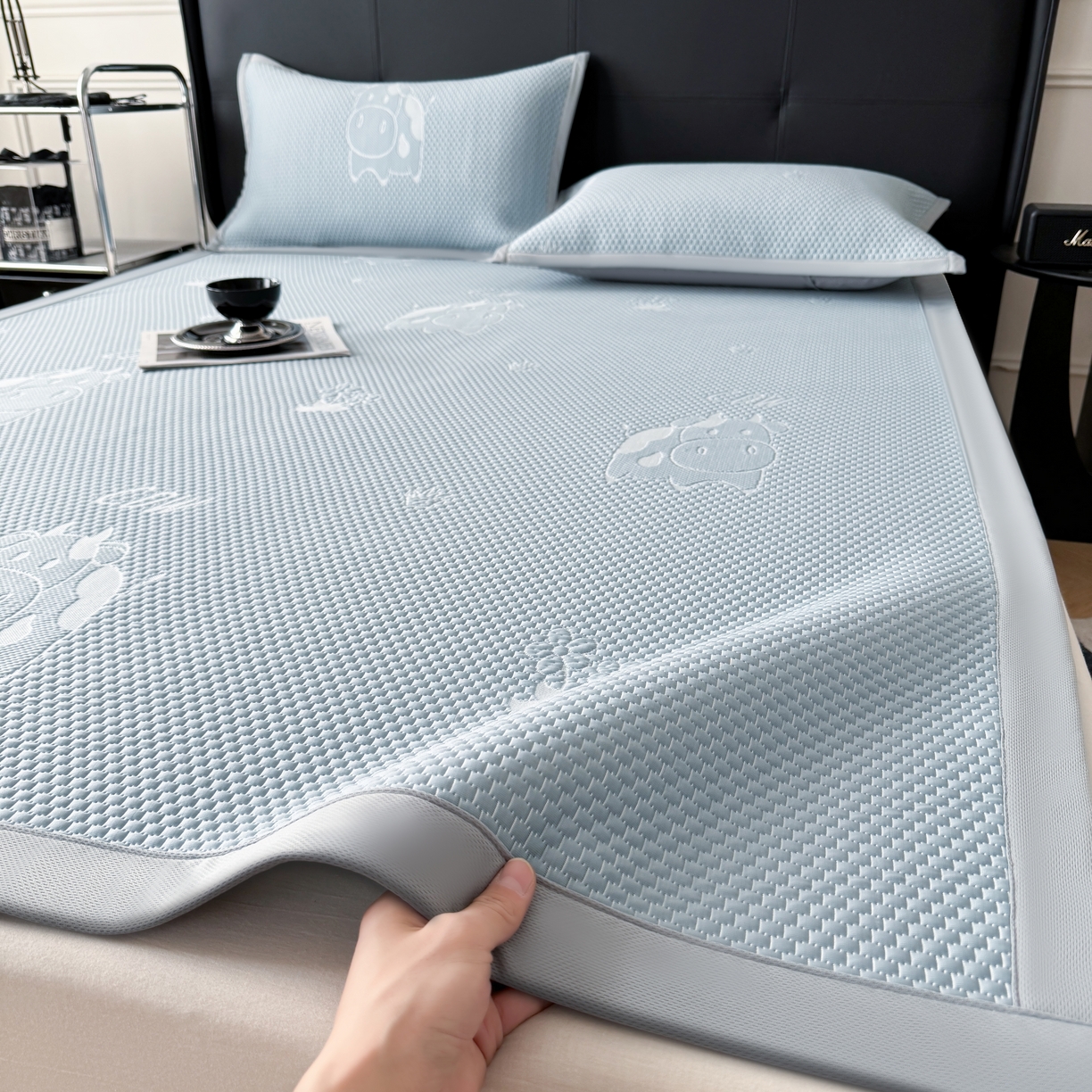 91家纺网 家纺一手货源 找家纺 卡罗兰 2025新款PE提花冰丝凉席凉豆豆床单床笠款凉席-奶牛款 蓝色