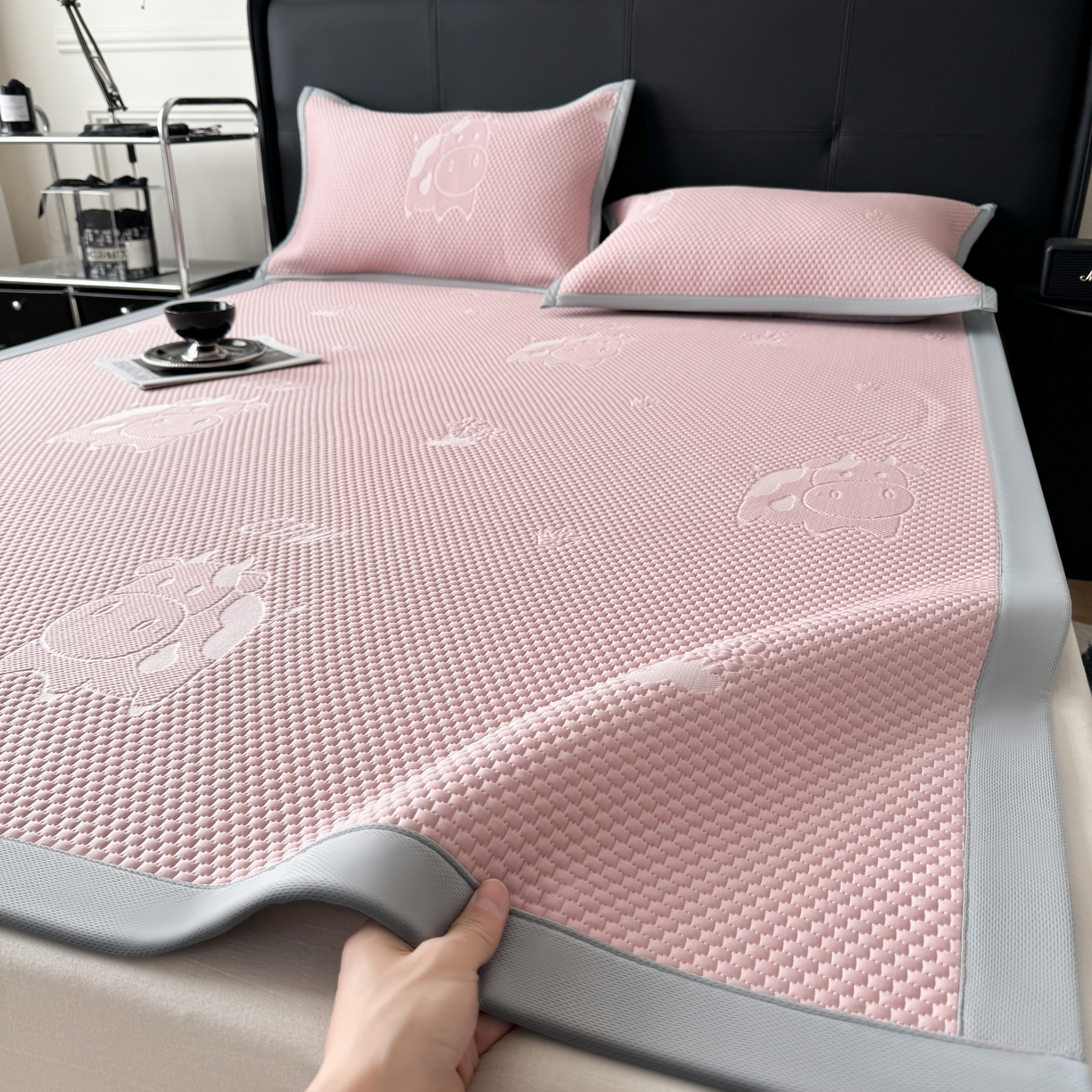 91家纺网 家纺一手货源 找家纺 卡罗兰 2025新款PE提花冰丝凉席凉豆豆床单床笠款凉席-奶牛款 粉色