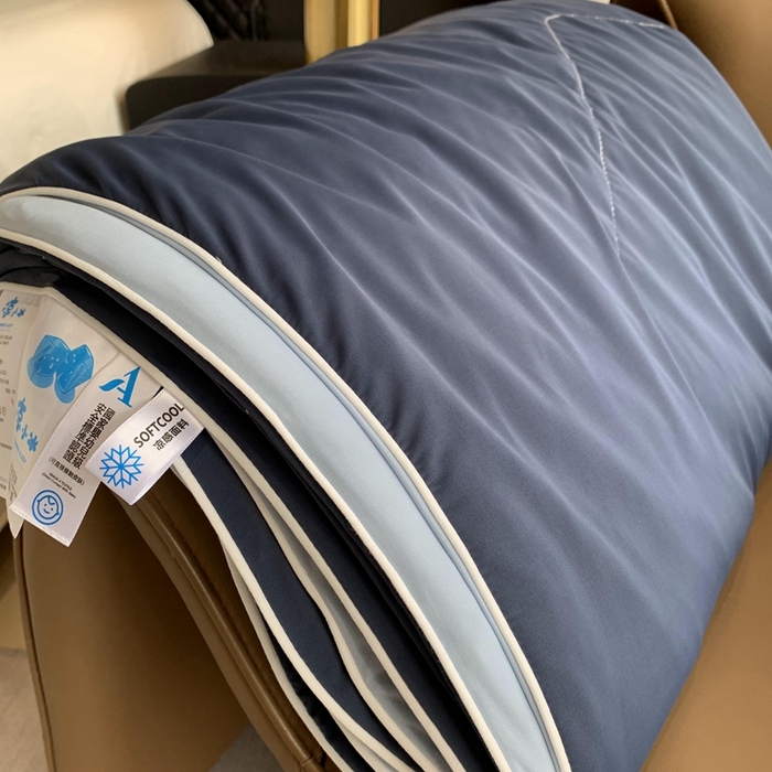 91家纺网 家纺一手货源 找家纺 奈萝家纺 2025新款A类凉感丝小凉皮夏被可机洗夏被新品空调被 亚朵蓝