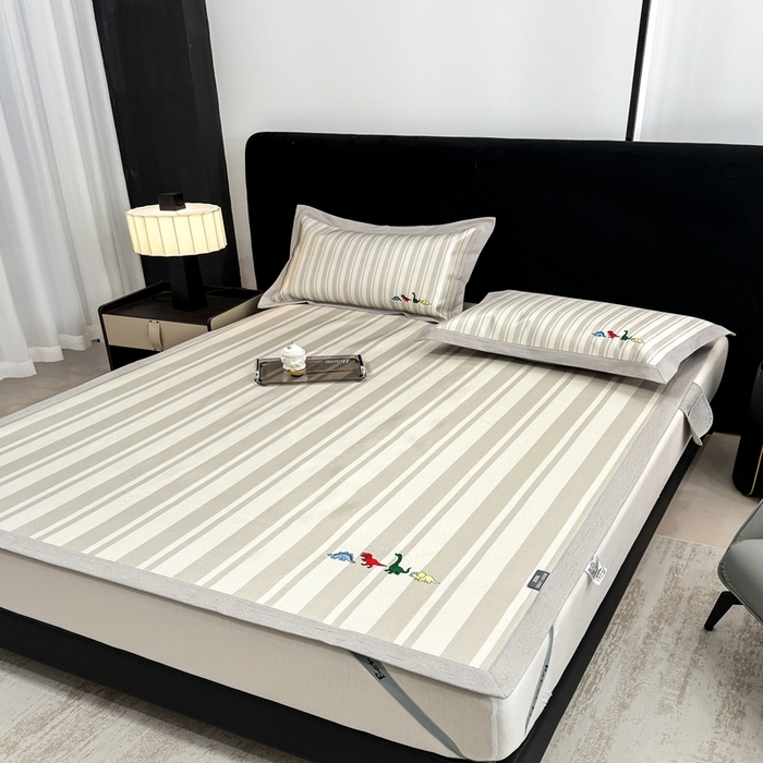 91家纺网 家纺一手货源 找家纺 木希2025春夏新款可水洗冰丝席幻彩刺绣平席系列-场景二 小小恐龙