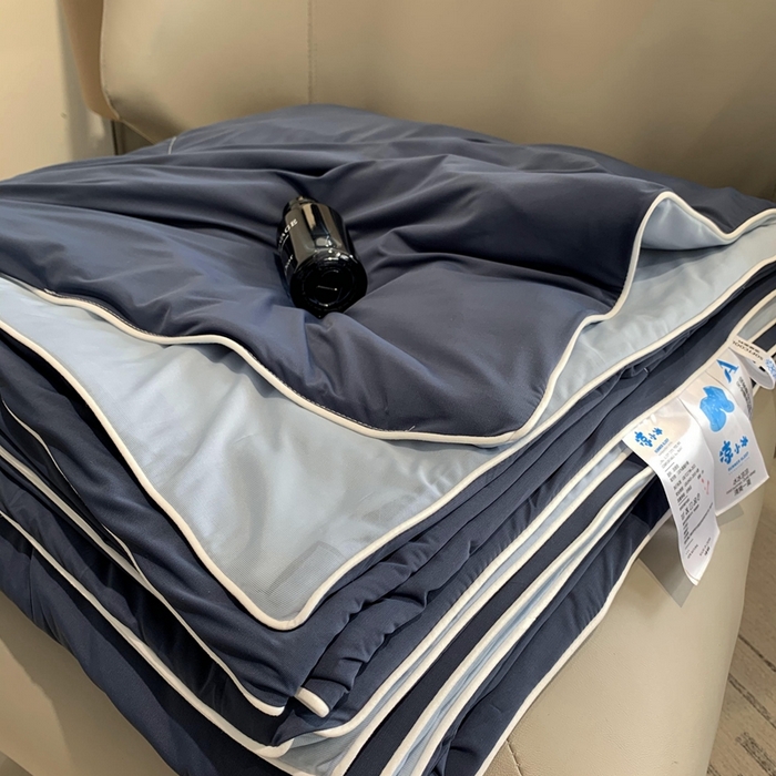 91家纺网 家纺一手货源 找家纺 奈萝家纺 2025新款A类凉感丝小凉皮夏被可机洗夏被新品空调被 亚朵蓝