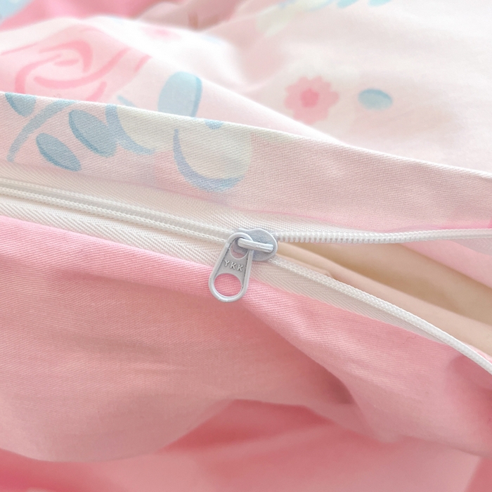 91家纺网 家纺一手货源 找家纺 暮思家居 2025新款正版授权三丽鸥大阪全棉数码印花纯棉四件套系列-第三批(专版花型) 大版-花园美乐蒂