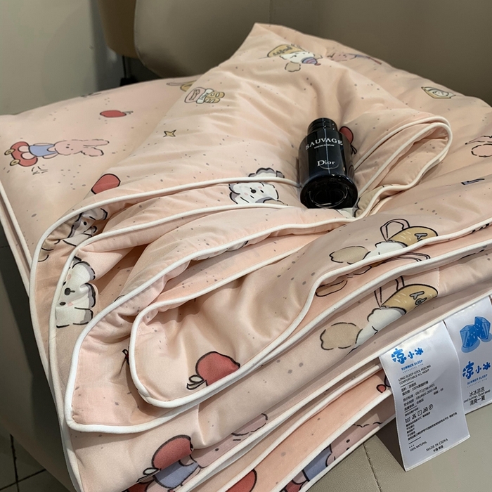 91家纺网 家纺一手货源 找家纺 奈萝家纺 2025新款A类凉感丝小凉皮夏被可机洗夏被新品空调被 小兔粉