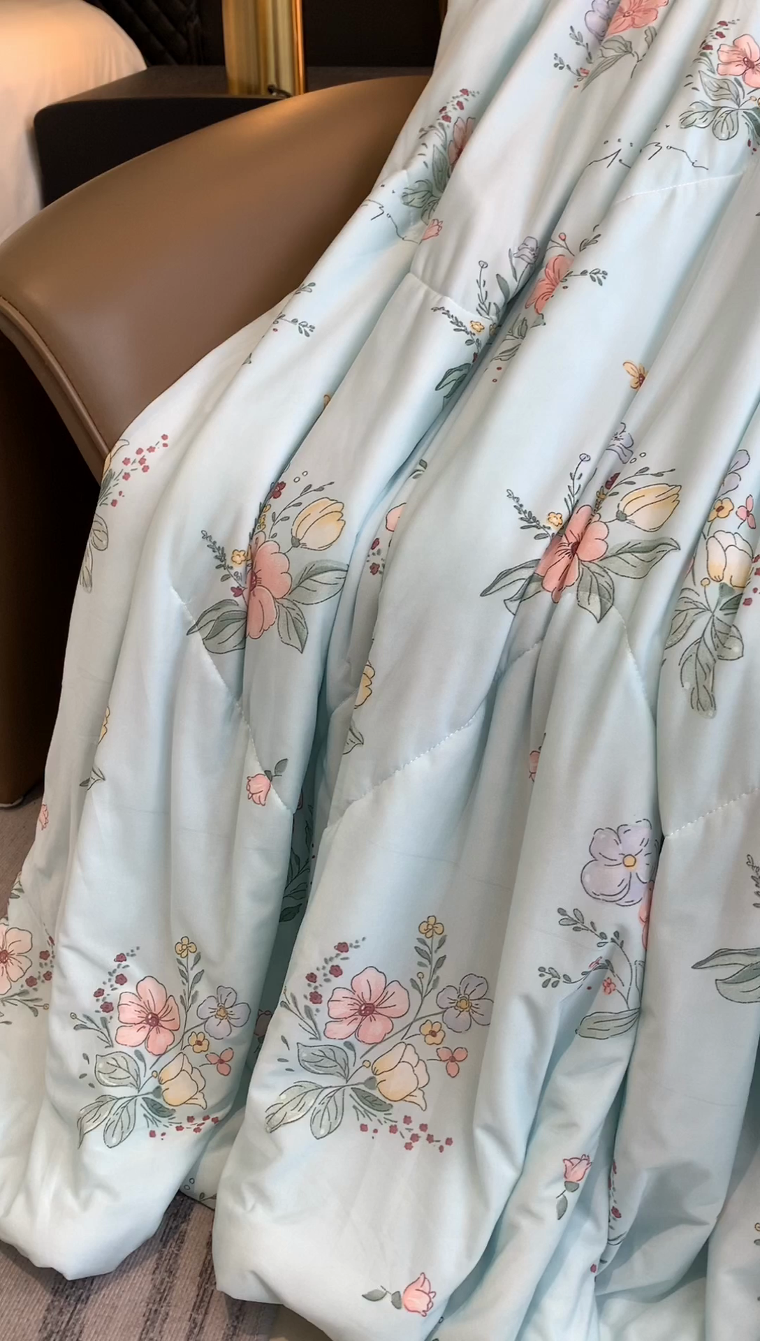 91家纺网 家纺一手货源 找家纺 奈萝家纺 2025新款A类凉感丝小凉皮夏被可机洗夏被新品空调被 夏花蓝